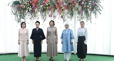 Emine Erdoğan, Kırgızistan'da etnik el sanatları sergisini ziyaret etti