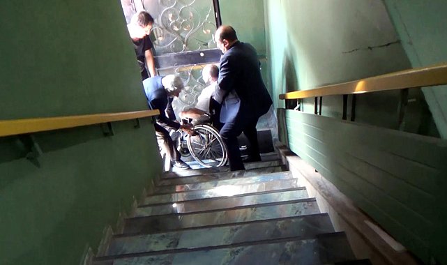 Engellilerin önündeki en büyük engel, dernek binasının merdivenleri