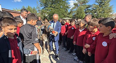 Eşekle Türkiye'yi geziyor, köy çocuklarına kitap ve kırtasiye dağıtıyor