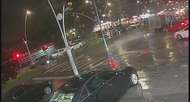 Esenler'de kayganlaşan yolda sürüklenen motosikletin kamyona çarptığı kaza kamerada