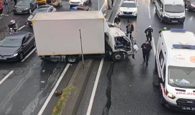 Esenyurt'ta aydınlatma direğine çarpan kamyonetin şoförü hayatını kaybetti