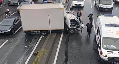 Esenyurt'ta aydınlatma direğine çarpan kamyonetin şoförü hayatını kaybetti