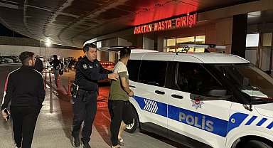 Eşi tarafından zorla tutulduğu araçtan atlayınca ağır yaralandı