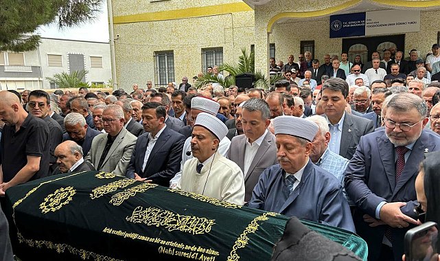 Eski İzmir Büyükşehir Belediye Başkanı Özfatura, toprağa verildi