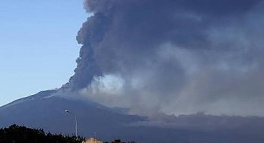 Etna Yanardağı'nın kül püskürtmesi nedeniyle Katanya Havalimanı uçuşlara kapatıldı