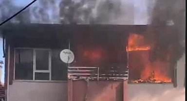 Evde çıkan yangında anne ve 2 çocuğu dumandan etkilendi