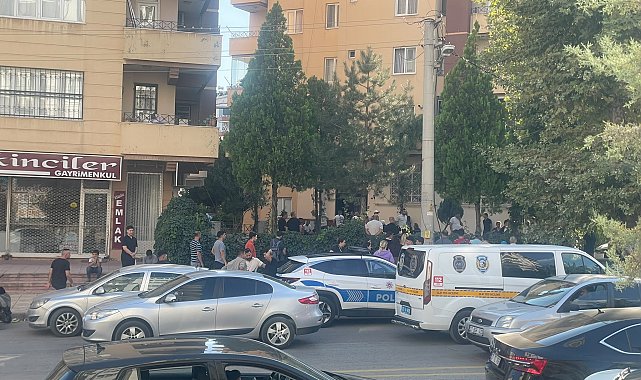 Evinde arkadaşını öldürüp, intihar etti