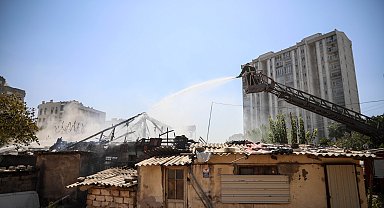 Evlerinin yandığını gören anne-oğul gözyaşı döktü