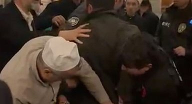Eyüpsultan Camii'nde çıkan kavgada silahla havaya ateş açan şüpheli yakalandı