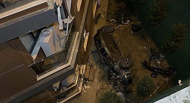 Eyüpsultan'da otomobil, binaya çarptıktan sonra 15 metre yükseklikten bahçeye düştü: 2 yaralı