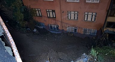 Eyüpsultan'da yağış sonrası toprak kayması; binadaki 25 kişi tahliye edildi