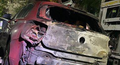 Fatih'te seyir halindeki otomobil alev alev yandı