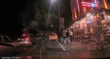 Fatih'te taksi şoförü ücrette anlaşamadığı yolcuları araçtan indirip darbetti