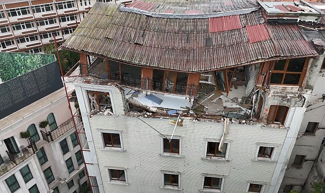 Fatih'te yıkım kararı verilen otelin çatı katı çöktü; araçlar hasar gördü
