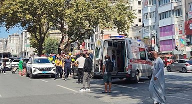 Fatih'te yolun karşısına geçerken 2 minibüsün çarptığı yaya öldü