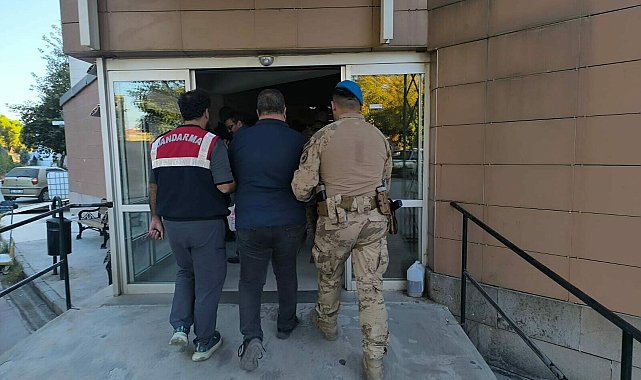 FETÖ'nün İzmir'deki güncel yapılanmasına operasyon; 21 gözaltı