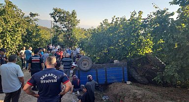 Fındık işçilerini taşıyan traktör devrildi: 18 yaralı