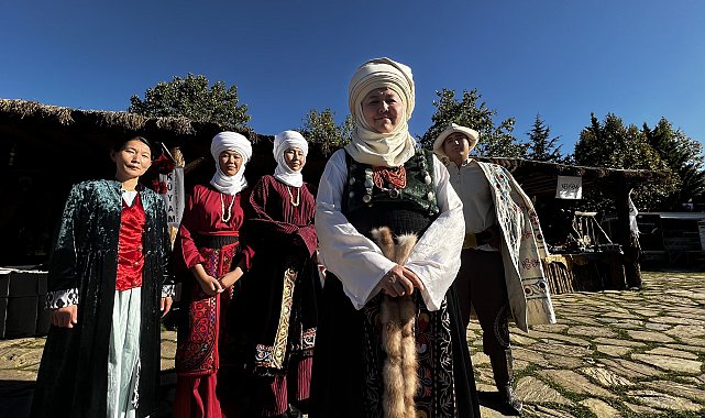 Geleneksel Kırgız kıyafetlerini yaşatıyor