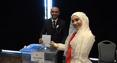 Gelin ve damat, MHP'nin kongresine katıldı