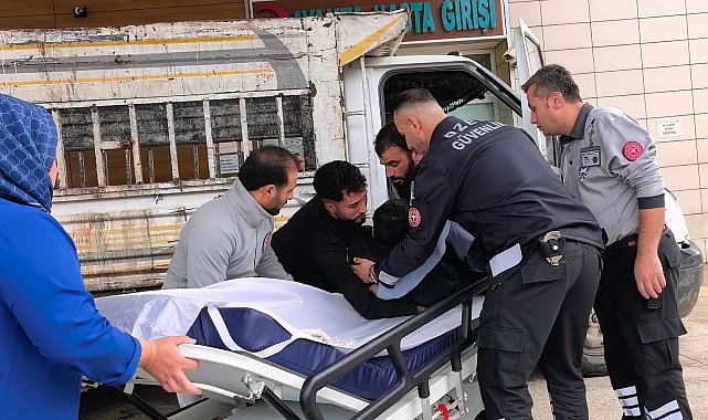 Geri dönüşüm malzemesi yüklediği kamyonetten düşüp yaralandı