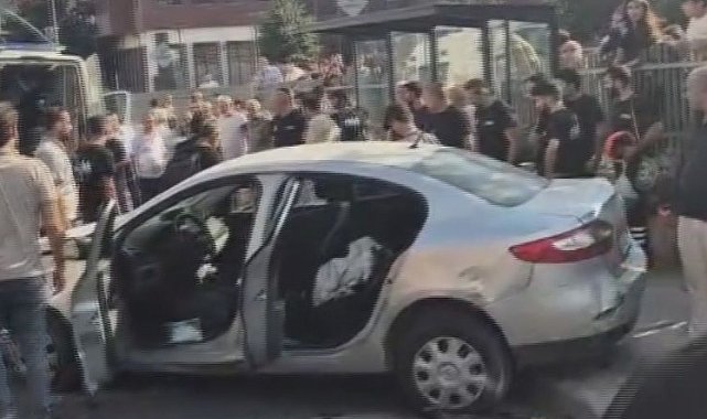 Güngören'de kaldırıma çıkan otomobil durakta bekleyen yayalara çarptı: 2'si ağır 4 yaralı