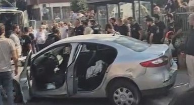 Güngören'de kaldırıma çıkan otomobil durakta bekleyen yayalara çarptı: 2'si ağır 4 yaralı