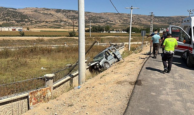 Hafif ticari araç beton duvara çarptı; 1'i ağır, 3 yaralı