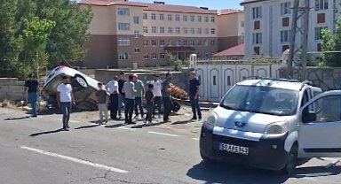 Hafif ticari araç ile otomobil çarpıştı: 1 çocuk, 4 yaralı