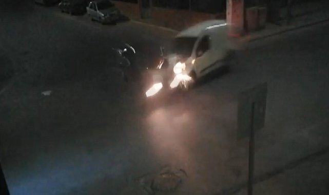 Hafif ticari araç ile otomobilin çarpışması kamerada; 2 yaralı