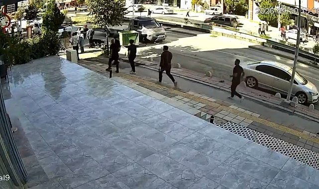 Hafif ticari araç, karşı şeride geçip kuryeye çarptı; kaza kamerada