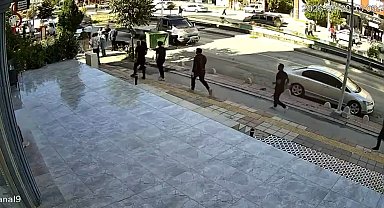 Hafif ticari araç, karşı şeride geçip kuryeye çarptı; kaza kamerada