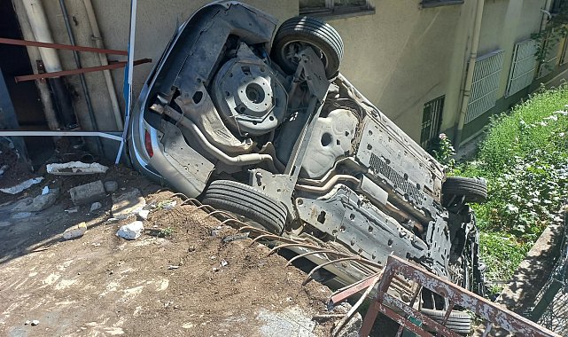 Hafif ticari araçla çarpışan otomobil, bahçeye devrildi: 1 yaralı