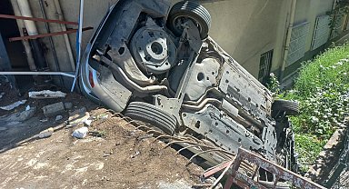 Hafif ticari araçla çarpışan otomobil, bahçeye devrildi: 1 yaralı