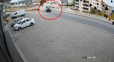 Hafriyat kamyonu karşı yöne geçip kamyon ile istinat duvarına çarptı; kaza kamerada