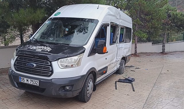 Halk otobüsü ile öğrenci servis minibüsü çarpıştı: 4 yaralı