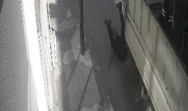 Hareket halindeki kamyonetin kasasından düştü; kaza kamerada
