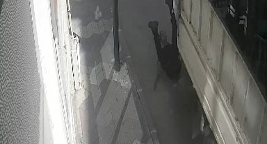 Hareket halindeki kamyonetin kasasından düştü; kaza kamerada