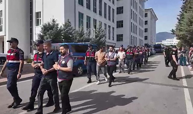 Hırsızlık şüphelilerine, adliyede yakınlarından tükürüklü tepki