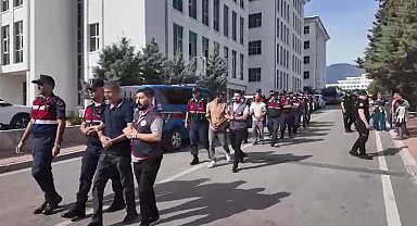 Hırsızlık şüphelilerine, adliyede yakınlarından tükürüklü tepki