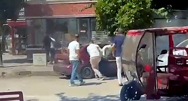 Husumetlilerini darbedip, otomobiline sopayla zarar verdiler