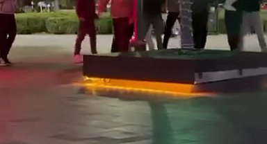 İki grup arasındaki tekme ve yumruklu kavga kamerada