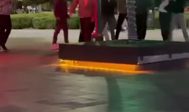 İki grup arasındaki tekme ve yumruklu kavga kamerada