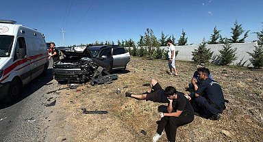 İki otomobil, kafa kafaya çarpıştı; 5 yaralandı