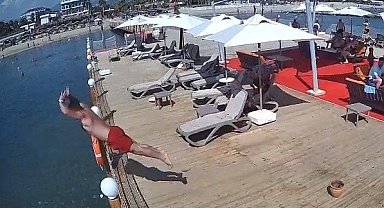 İskeleden sığ suya balıklama atlayan tatilci öldü
