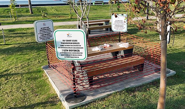 İskenderun sahilinde kirli bırakılan ahşap oturma grubu sergileniyor