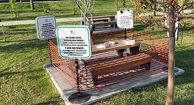 İskenderun sahilinde kirli bırakılan ahşap oturma grubu sergileniyor