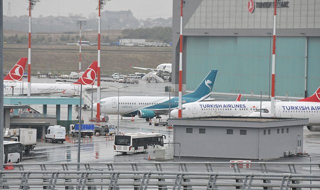 İstanbul Havalimanı'nda borcundan dolayı haczedilen İran havayolu şirketinin uçağının bekleyişi sürüyor