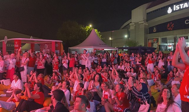 İstanbul'da A Milli Kadın Voleybol Takımı'nın Avrupa şampiyonluğu kutlandı