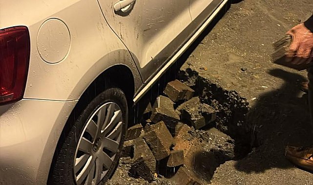 İstanbul'da alt geçidi su bastı; araçlar çöken yolda kaldı