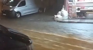 İstanbul'da sağanak etkili oluyor; yollar göle döndü -1